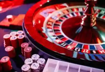 Para pemain menikmati pengalaman kasino online di medit899 dengan berbagai permainan menarik